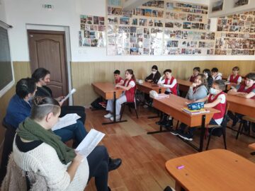 Spectacolul lecturii, cu actorii teatrului sucevean, la Școala Gimnazială Nr. 3