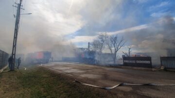 Două gospodării au fost distruse la Marginea de un puternic incendiu
