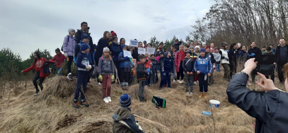 Peste 100 de elevi au luat parte la o acțiune de împădurire care a avut loc la Cacica