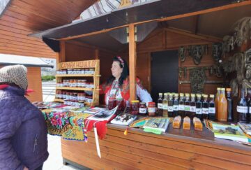 25 de meșteri populari expun produsele create de ei, prin rotație, timp de 24 de zile, Târgul de Paște „ Produs în Bucovina”, deschis în centrul Sucevei