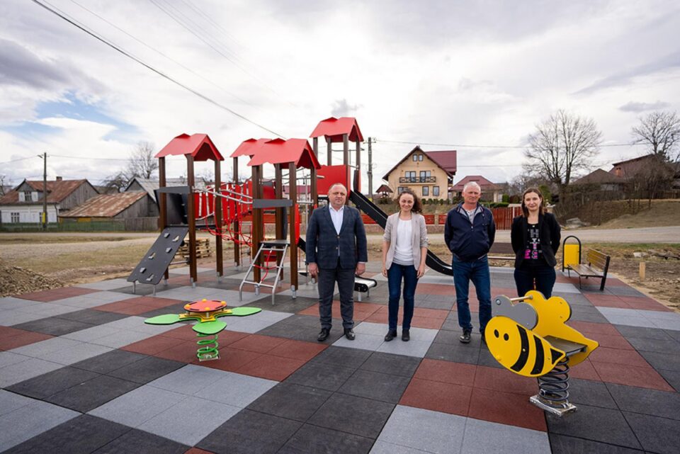 Reprezentanții EGGER și ai Primăriei Satu Mare la locul de joacă recent inaugurat