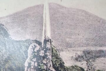 Imagini cu apa care țîșnea din stâncă acum un secol