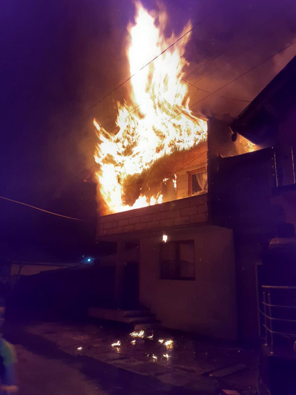 Incendiu puternic la trei locuințe lipite ale romilor din Bosanci