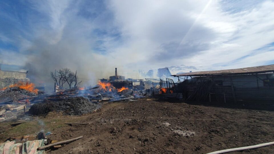 Două gospodării au fost distruse la Marginea de un puternic incendiu
