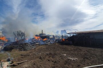 Două gospodării au fost distruse la Marginea de un puternic incendiu