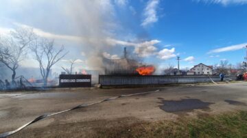 Două gospodării au fost distruse la Marginea de un puternic incendiu