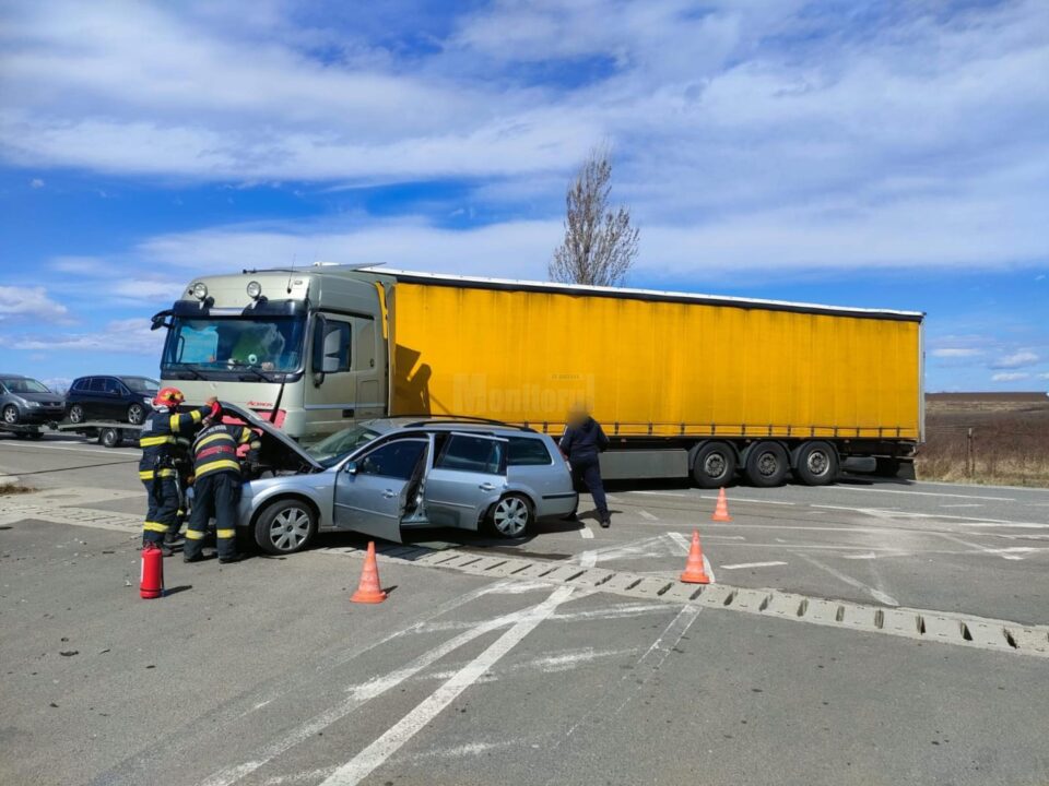 Accident între un autotren și un autoturism, la Spătărești