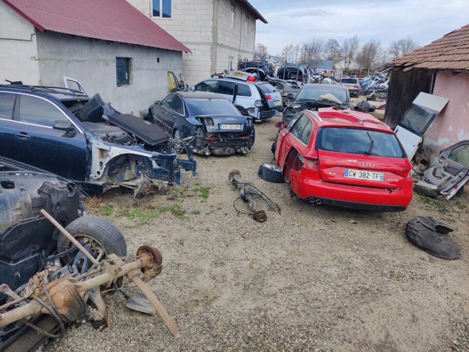 Plângere penală față de un punct clandestin de dezmembrări auto