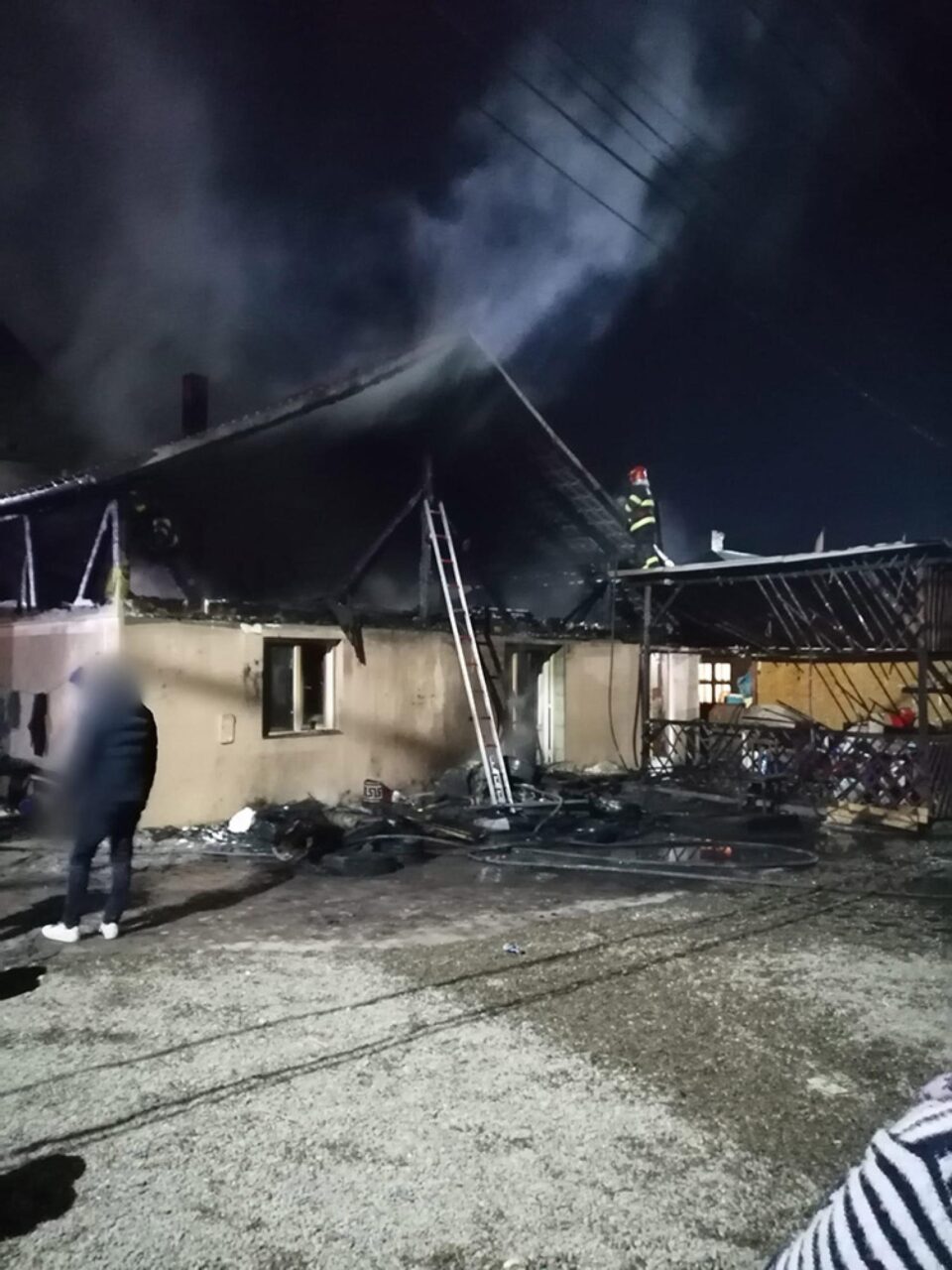 Incendiu puternic la trei locuințe lipite ale romilor din Bosanci