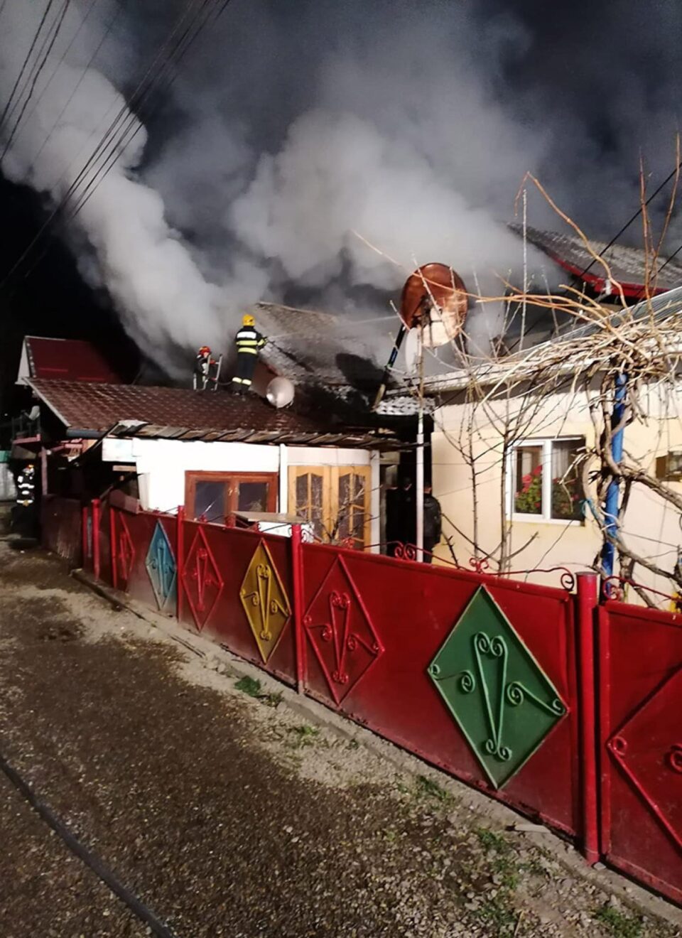 Incendiu puternic la trei locuințe lipite ale romilor din Bosanci