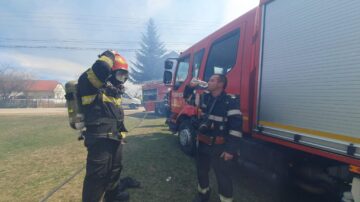 Două gospodării au fost distruse la Marginea de un puternic incendiu