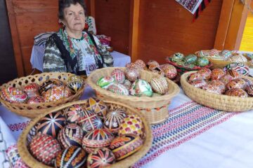 25 de meșteri populari expun produsele create de ei, prin rotație, timp de 24 de zile, Târgul de Paște „ Produs în Bucovina”, deschis în centrul Sucevei