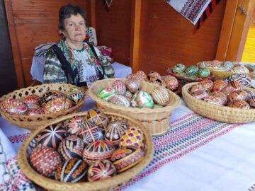 25 de meșteri populari expun produsele create de ei, prin rotație, timp de 24 de zile, Târgul de Paște „ Produs în Bucovina”, deschis în centrul Sucevei