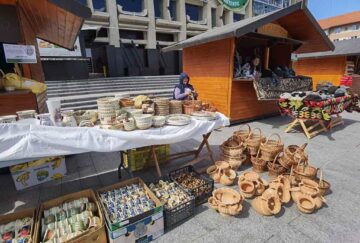25 de meșteri populari expun produsele create de ei, prin rotație, timp de 24 de zile, Târgul de Paște „ Produs în Bucovina”, deschis în centrul Sucevei