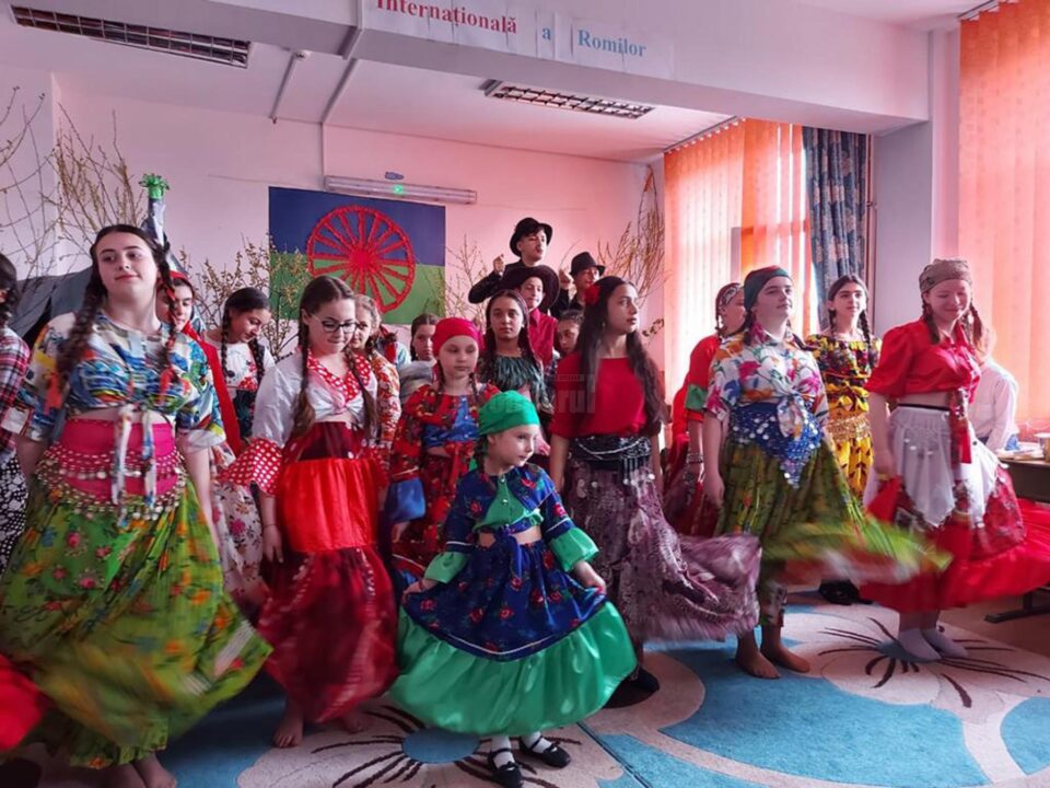 Elevi de la Șc. Gimnaziala nr. 3 Vicoviu de Sus foto Iulian Schipor