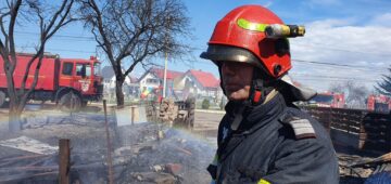 Două gospodării au fost distruse într-un incendiu, iar șase persoane au avut nevoie de îngrijiri medicale
