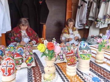 25 de meșteri populari expun produsele create de ei, prin rotație, timp de 24 de zile, Târgul de Paște „ Produs în Bucovina”, deschis în centrul Sucevei