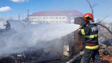 Pentru stingerea incendiului au lucrat pompieri militari și civili cu nu mai puțin de zece autospeciale