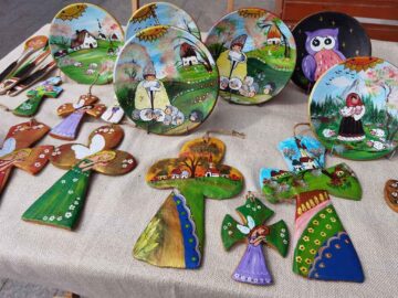 25 de meșteri populari expun produsele create de ei, prin rotație, timp de 24 de zile, Târgul de Paște „ Produs în Bucovina”, deschis în centrul Sucevei