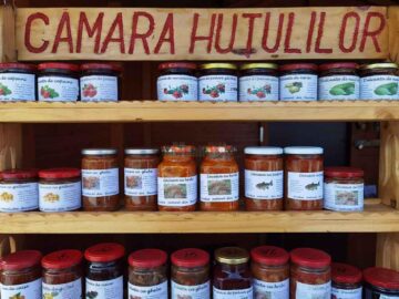 25 de meșteri populari expun produsele create de ei, prin rotație, timp de 24 de zile, Târgul de Paște „ Produs în Bucovina”, deschis în centrul Sucevei
