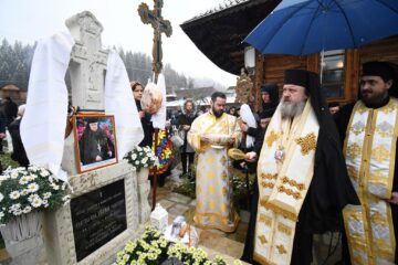 Preasfințitul Părinte Timotei Prahoveanul a sfințit crucea așezată în amintirea vrednicei de pomenire stavrofora Irina Pântescu Foto Constantin Ciofu