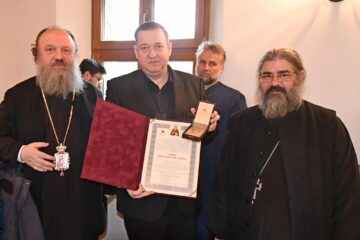 Ordinul „Sfântul Cuvios Daniil Sihastrul” pentru poetul Alexandru Ovidiu Vintilă Foto Constantin Ciofu