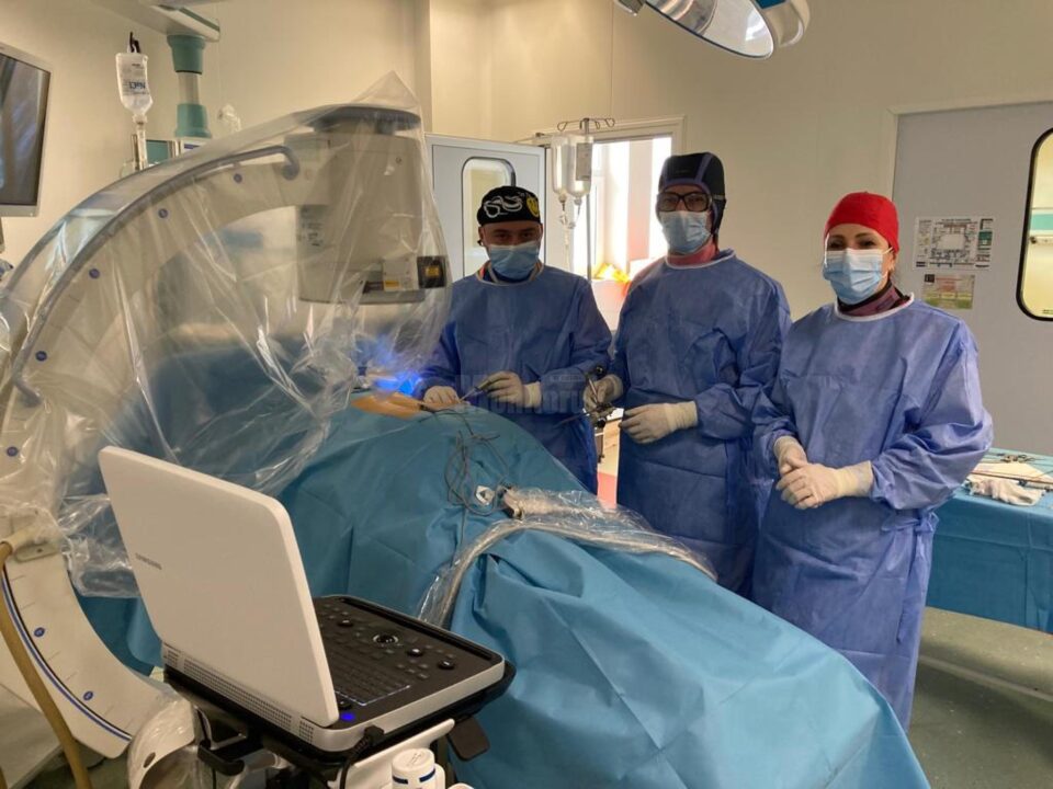 Echipa medicului urolog Filip Alexei a extras o piatră din rinichiul unei paciente, printr-o incizie în piele de doar 2 cm Echipa medicului urolog Filip Alexei a extras o piatră din rinichiul unei paciente, printr-o incizie în piele de doar 2 cm
