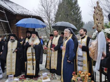 „Frați români” din țară, din Ucraina și Republica Moldova s-au reunit la parastasul oficiat pentru întâia stareță a Mănăstirii Voroneț, stavrofora Irina Pântescu.