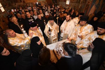 „Frați români” din țară, din Ucraina și Republica Moldova s-au reunit la Mănăstirea Voroneț Foto Constantin Ciofu