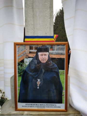 „Frați români” din țară, din Ucraina și Republica Moldova s-au reunit la parastasul oficiat pentru întâia stareță a Mănăstirii Voroneț, stavrofora Irina Pântescu.