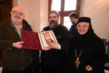 „Frați români” din țară, din Ucraina și Republica Moldova s-au reunit la parastasul oficiat pentru întâia stareță a Mănăstirii Voroneț, stavrofora Irina Pântescu.
