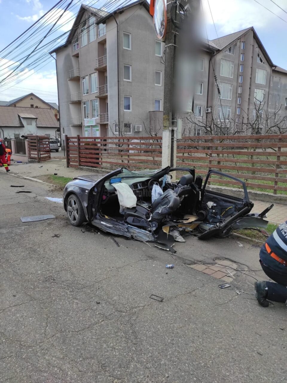 O persoană a murit, iar alte două sunt rănite grav, într-un accident la Rădăuți O persoană a murit, iar alte două sunt rănite grav, într-un accident la Rădăuți