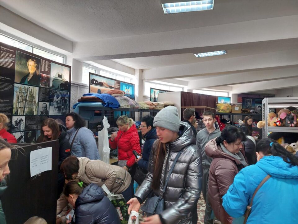 Ajutoare distribuite prin intermediul Magazinului pentru Refugiați, amenajat în Observatorul Astronomic al USV Ajutoare distribuite prin intermediul Magazinului pentru Refugiați, amenajat în Observatorul Astronomic al USV