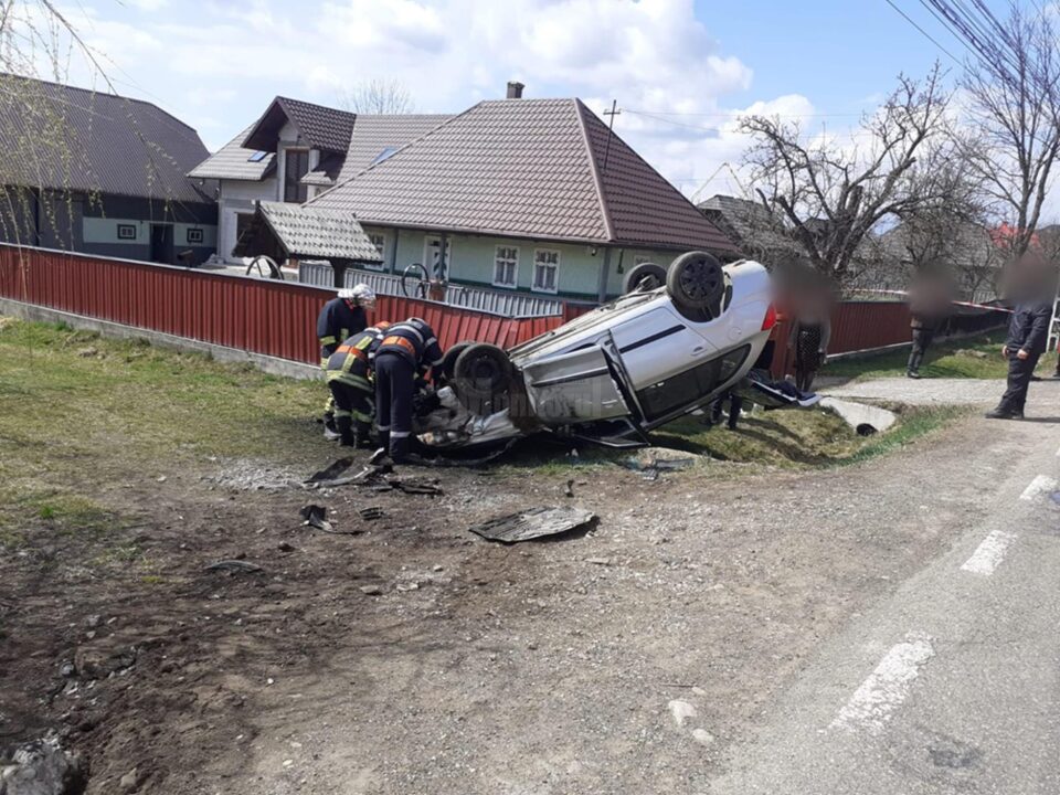 Una dintre mașini s-a răsturnat