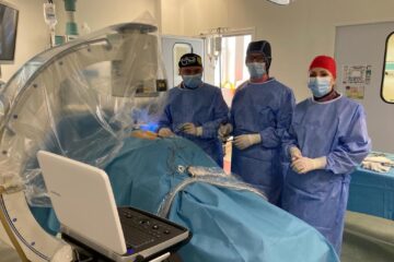 Echipa medicului urolog Filip Alexei a extras o piatră din rinichiul unei paciente, printr-o incizie în piele de doar 2 cm