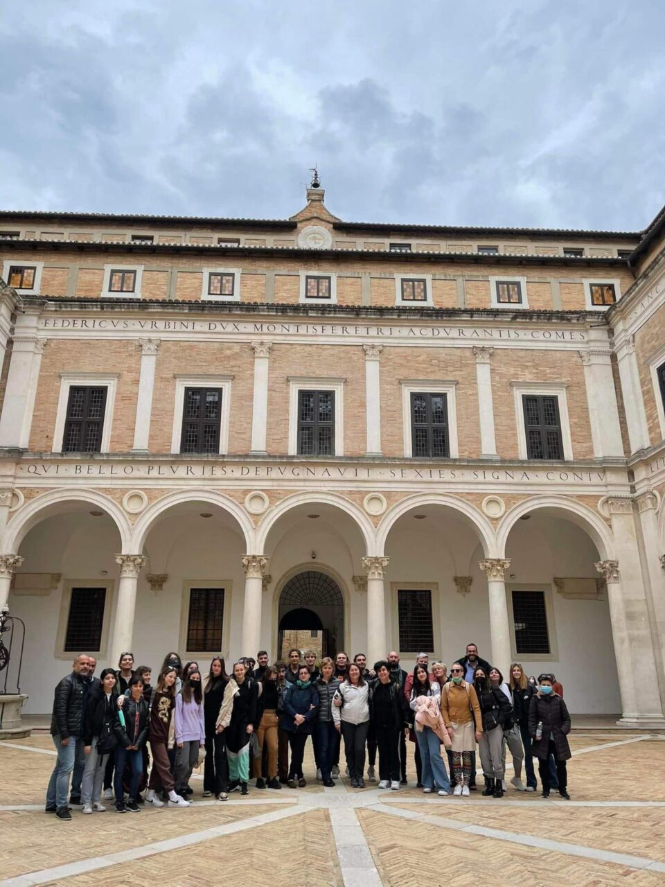 Schimb de experiență în Italia pentru elevi și profesori de la Colegiul de Artă „Ciprian Porumbescu” Suceava Schimb de experiență în Italia pentru elevi și profesori de la Colegiul de Artă „Ciprian Porumbescu” Suceava