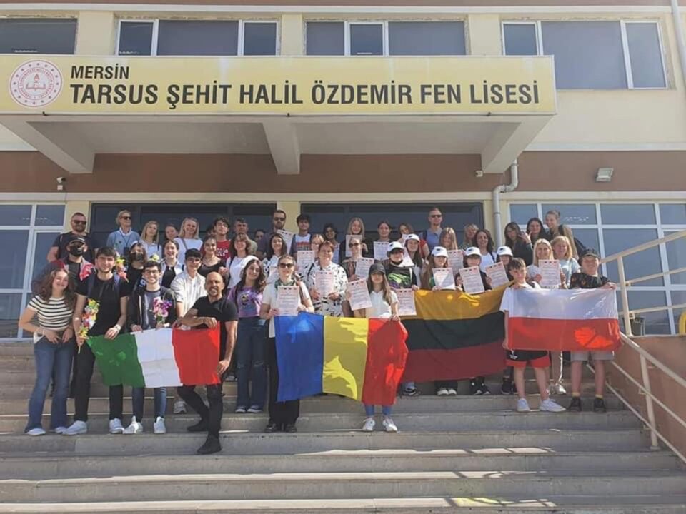 Elevi și profesori de la Școala „Bogdan Vodă” Rădăuți, în vizită la o școală parteneră din Turcia Elevi și profesori de la Școala „Bogdan Vodă” Rădăuți, în vizită la o școală parteneră din Turcia