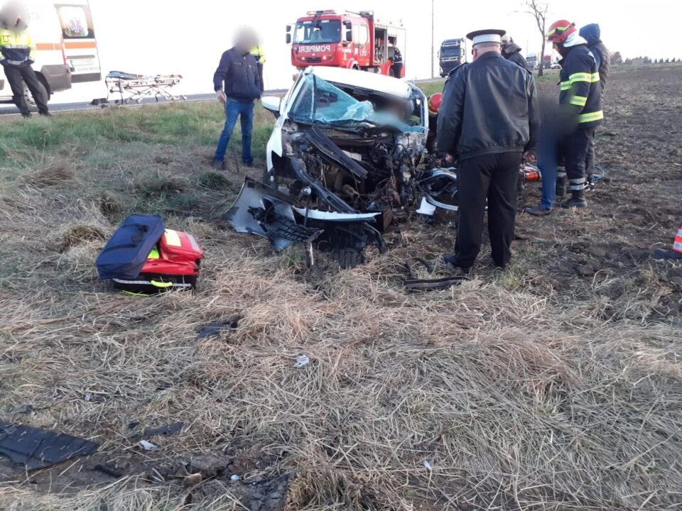 Femeie încarcerată în autoturismul care s-a lovit violent cu un autotren