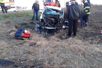 Femeie încarcerată în autoturismul care s-a lovit violent cu un autotren