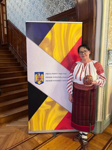 Elena, Paula și Paul Torac din Brodina, „ambasadorii” tradițiilor bucovinene, la Bruxelles