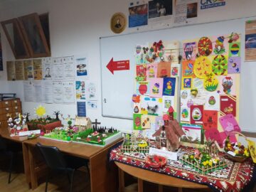 Expoziție cu tematică pascală, realizată de elevii Școlii Gimnaziale Nr. 8 Suceava