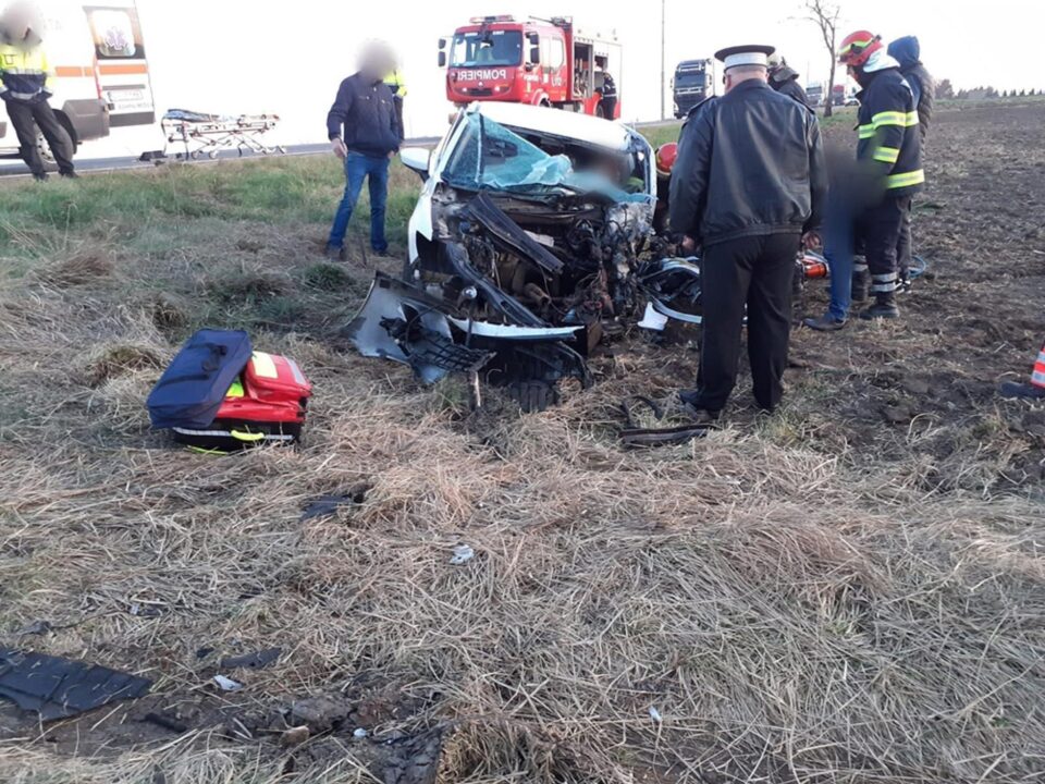Autoturismul condus de ucraineancă a fost proiectat în afara carosabilului, în urma impactului cu autotrenul