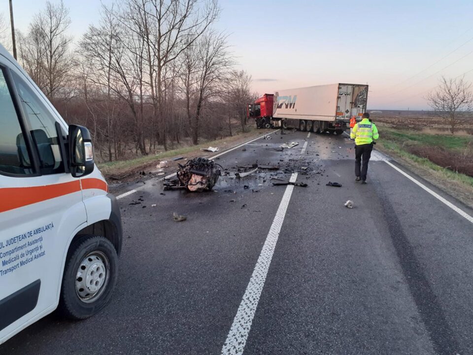 O ucraineancă obosită la volan a intrat într-un autotren condus tot de un ucrainean, la Siret