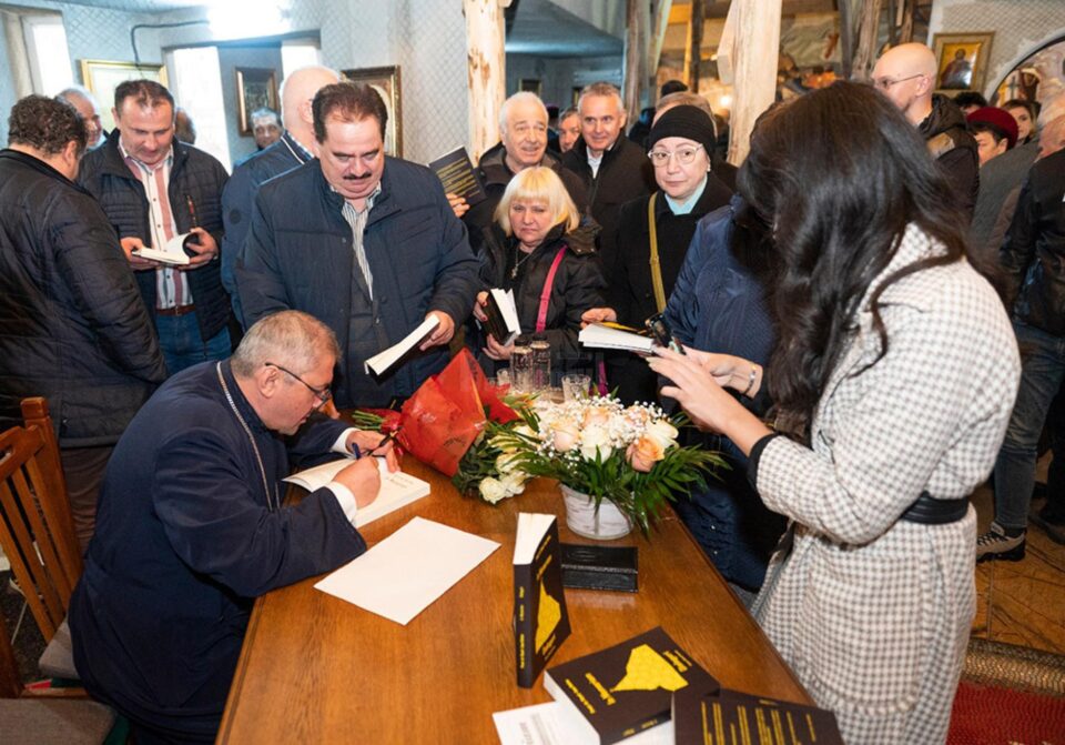 Părintele dr. Viorel Ioan Varlan oferind autografe pe cartea proaspăt lansată