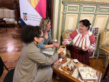 Elena, Paula și Paul Torac din Brodina, „ambasadorii” tradițiilor bucovinene, la Bruxelles