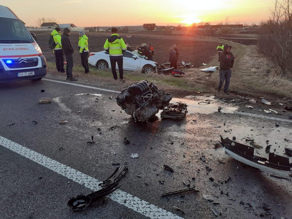 Bucăți din mașină ucrainencei au rămas pe carosabil, inclusiv motorul mașinii