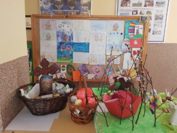 Expoziție cu tematică pascală, realizată de elevii Școlii Gimnaziale Nr. 8 Suceava