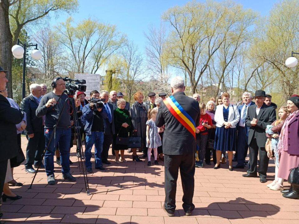 27 de cupluri care au împlinit 50 de ani de căsătorie, sărbătorite vineri de Primăria Suceava
