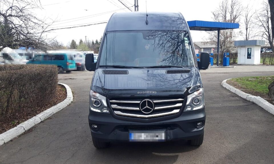 Microbuz în valoare de 20.000 de euro, oprit de polițiștii de frontieră pe o stradă din Rădăuți