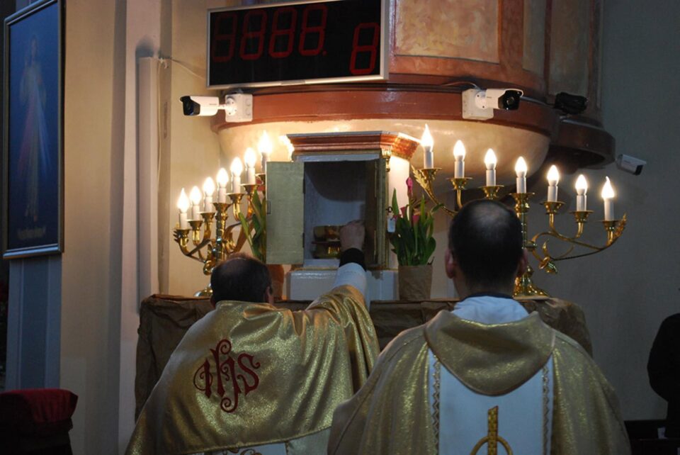 Liturghia Învierii la Biserica Romano-Catolică „Sfântul Ioan Nepomuk” din Suceava va avea loc sâmbătă seară, la ora 21:00 Sursa Biserica Romano-Catolică „Sfântul Ioan Nepomuk” Liturghia Învierii la Biserica Romano-Catolică „Sfântul Ioan Nepomuk” din Suceava va avea loc sâmbătă seară, la ora 21:00 Sursa Biserica Romano-Catolică „Sfântul Ioan Nepomuk”